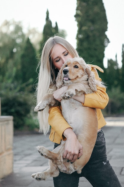 Ragazza con il cane al parco