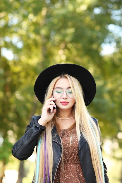 Ragazza con il cappello che usa lo smartphone