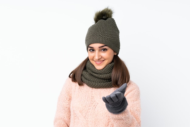 Ragazza con il cappello di inverno sopra handshake bianco isolato dopo il buon affare