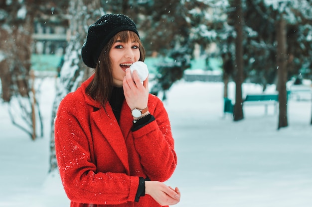 Ragazza con il cappotto rosso nella neve Ragazza con il cappotto rosso nella neve Ragazza nella neve