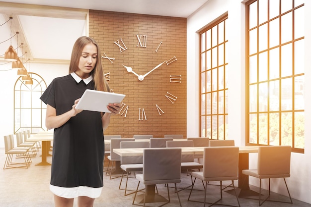 Ragazza con il computer portatile nella caffetteria