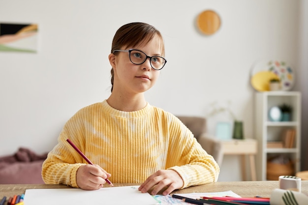 Ragazza Con Il Disegno Di Sindrome Di Down