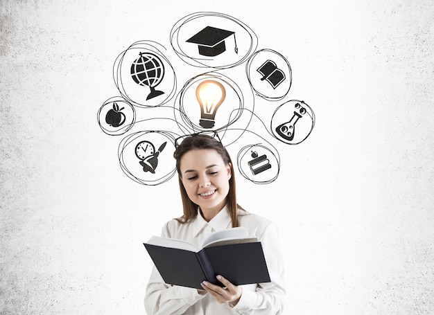 Ragazza con il libro e la scelta dell'istruzione concreta