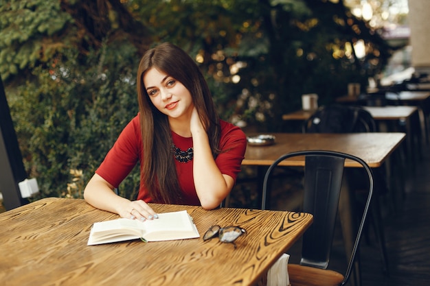 Ragazza con il libro