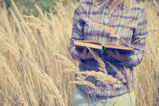 Ragazza con il libro