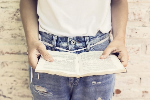 Ragazza con il libro