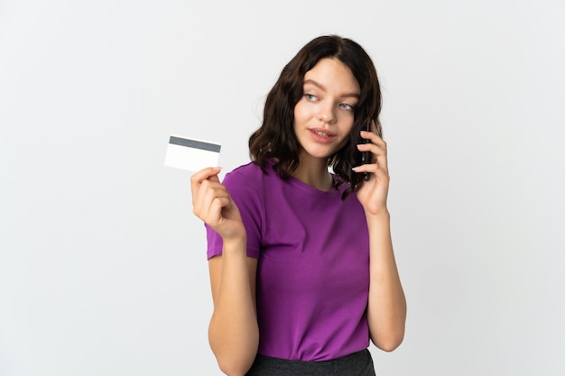 Ragazza con il telefono su bianco isolato