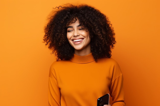 ragazza con il telefono su sfondo arancione