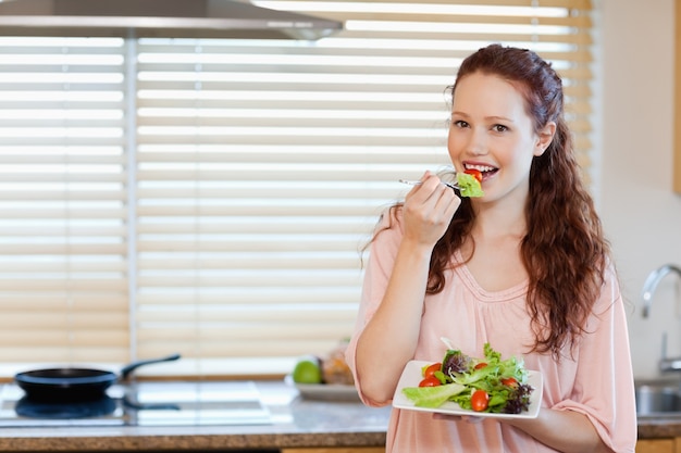 Ragazza con insalata sana