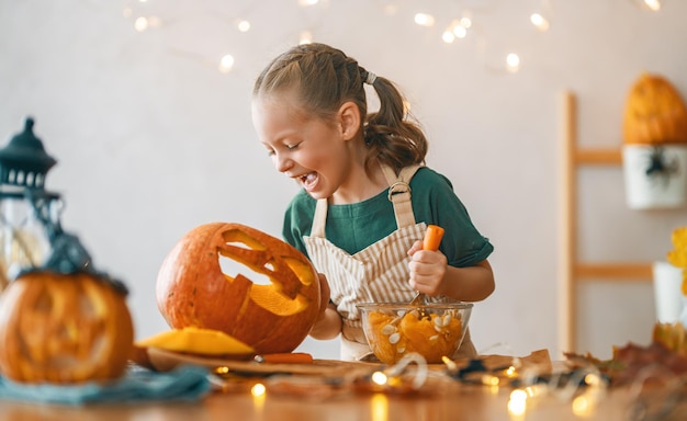 Ragazza con intaglio di zucca