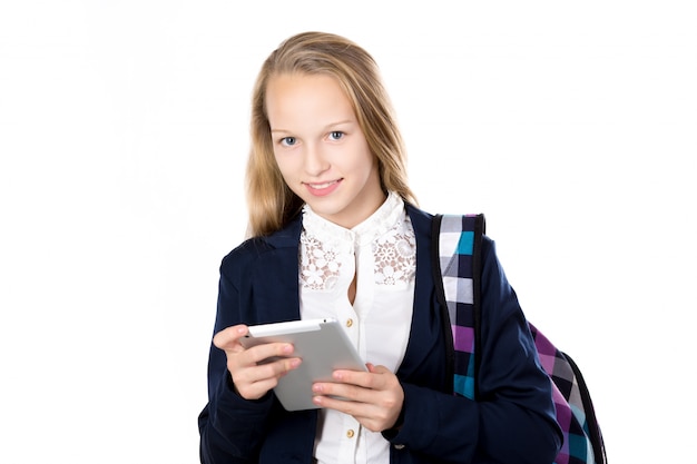 Ragazza con l&#39;uniforme della scuola e uno zaino