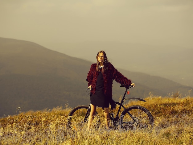 Ragazza con la bici in montagna