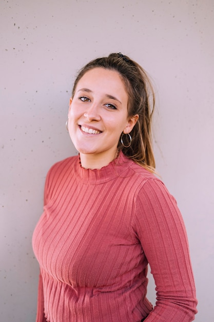 Ragazza con la camicia rosa che posa e che sorride