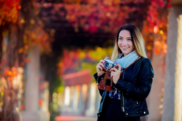 Ragazza con la macchina fotografica al vicolo