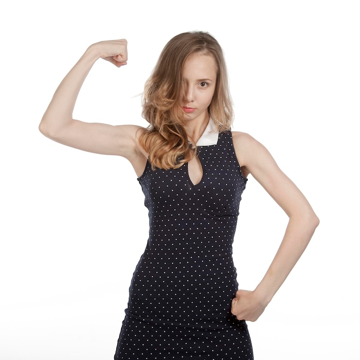 Foto ragazza con la mano destra alzata mano sinistra in vita