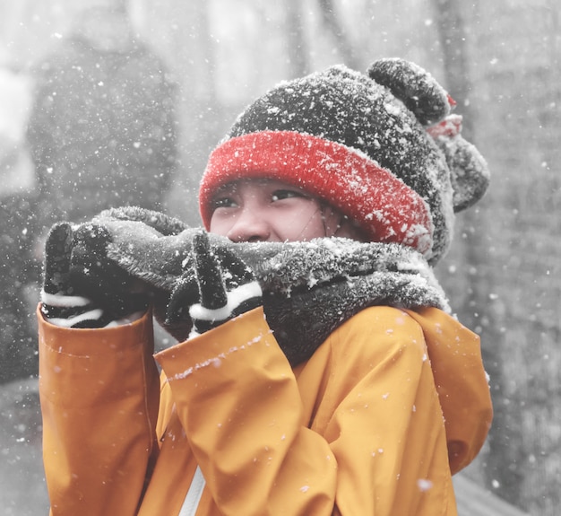 ragazza con la neve che cade