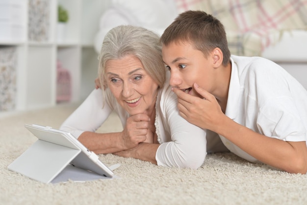 Ragazza con la nonna che utilizza tablet