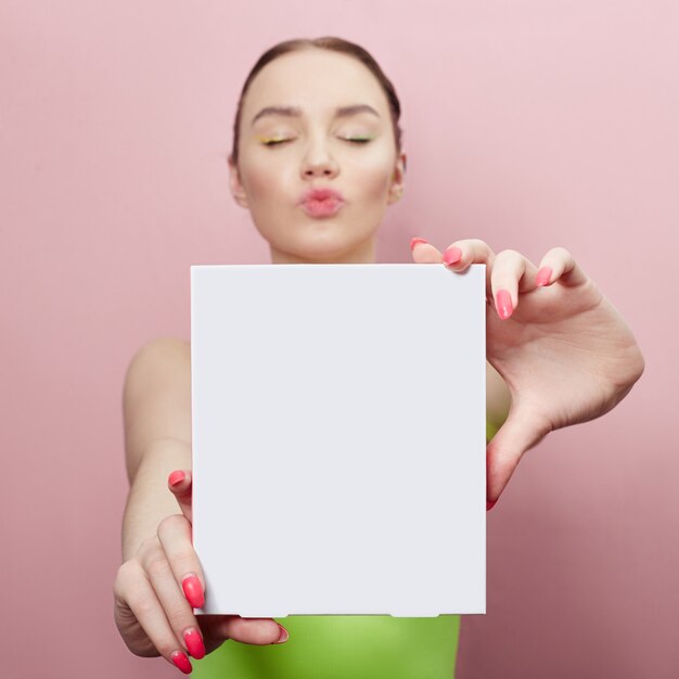 ragazza con la pelle pulita in possesso di un biglietto vuoto