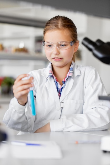 ragazza con la proiettile che studia chimica a scuola