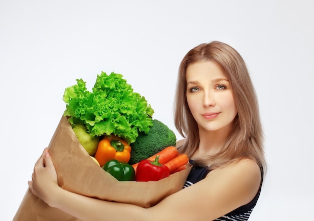 Ragazza con la spesa di verdure giovane donna con una borsa di spesa dal negozio di alimentari