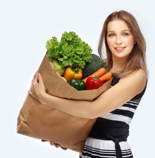 Ragazza con la spesa di verdure giovane donna con una borsa di spesa dal negozio di alimentari