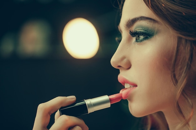 Ragazza con labbra rosse e rossetto