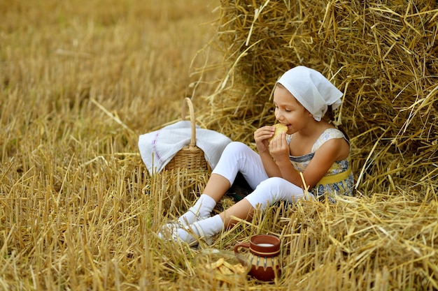 Ragazza con latte e frittella in campo