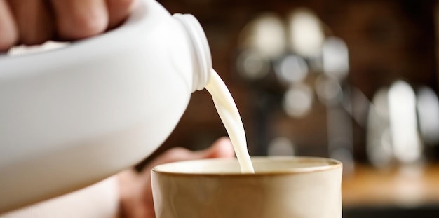 Ragazza con latte in cucina a casa