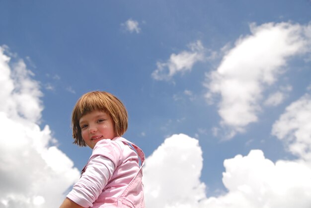 ragazza con le braccia spalancate e sfondo con cielo (valori multipli)