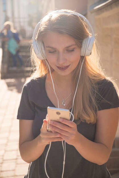 Ragazza con le cuffie che ascolta la musica