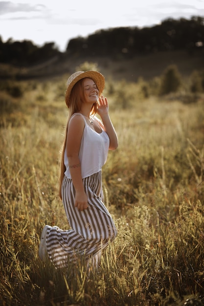 ragazza con le lentiggini sta camminando sul campo