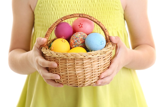 Ragazza con le uova di Pasqua su sfondo bianco