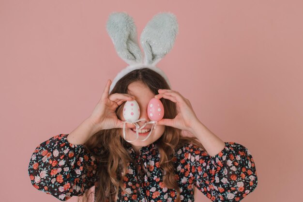 Ragazza con le uova di Pasqua vicino ai suoi occhi