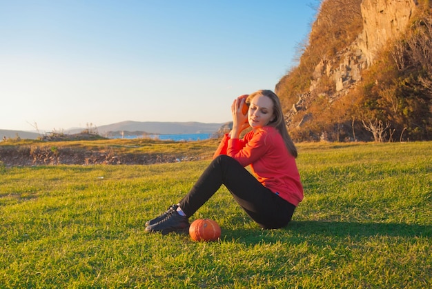 Ragazza con le zucche. Autunno. Halloween.