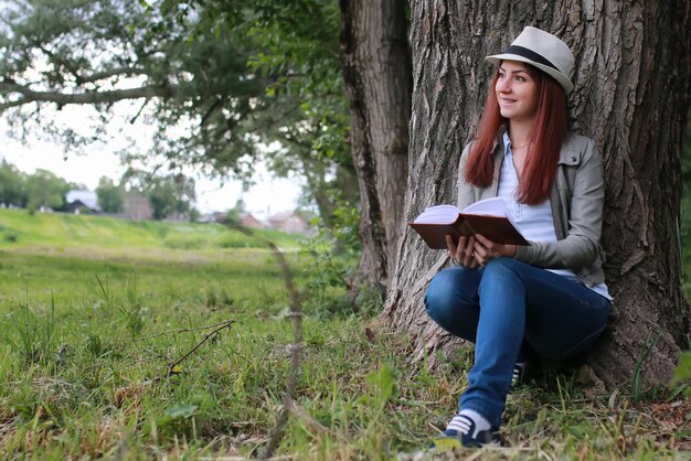 Ragazza con libro nel parco