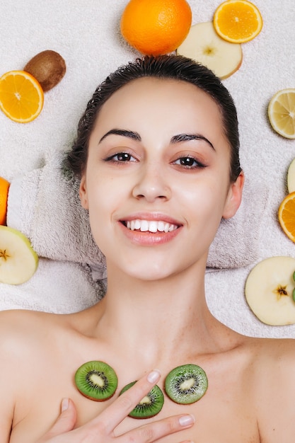 Ragazza con maschera facciale alla frutta naturale fatta in casa