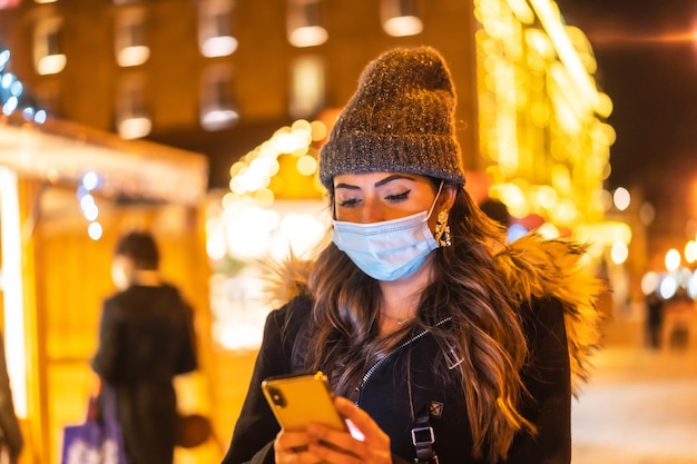 Ragazza con maschera facciale in visita al mercatino di natale