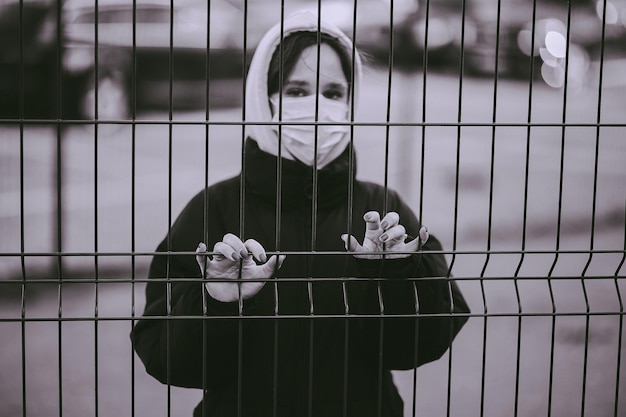 ragazza con maschera medica nella zona di quarantena COVID19 foto in bianco e nero