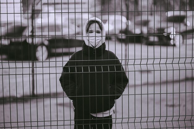 ragazza con maschera medica nella zona di quarantena COVID19 foto in bianco e nero