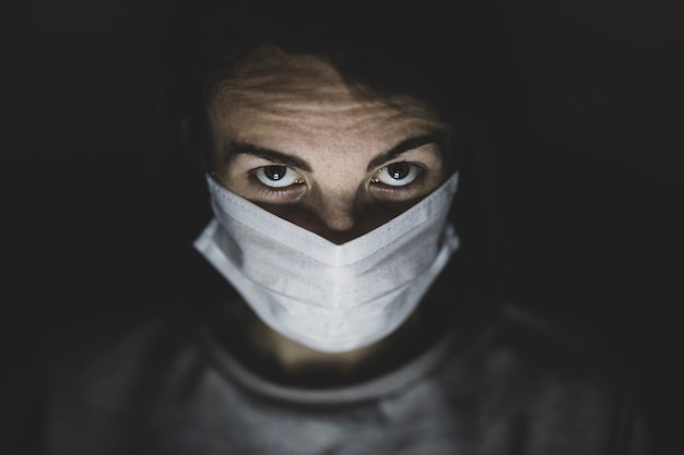 Ragazza con maschera per proteggerla dal Coronavirus