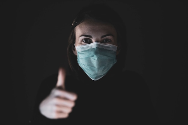 Ragazza con maschera per proteggerla dal Coronavirus