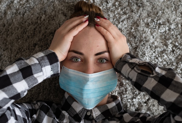 Ragazza con mascherina medica per proteggerla dal virus