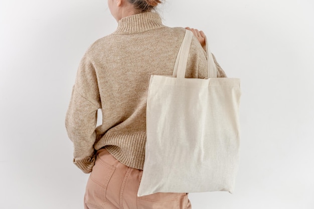 Ragazza con mockup di borsa ecologica in lino di cotone
