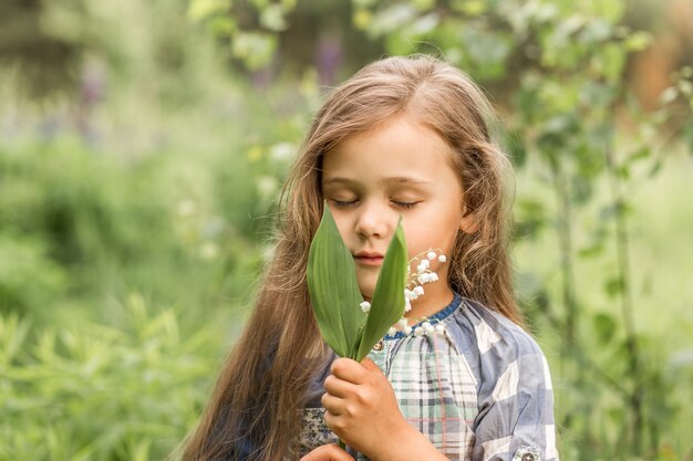 ragazza con mughetto in natura