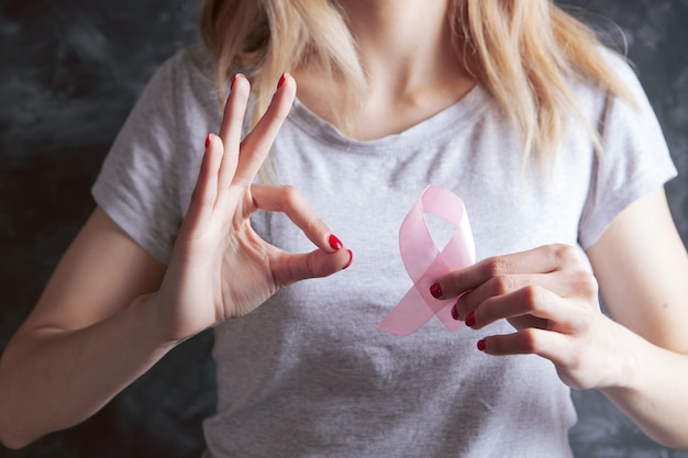 Ragazza con nastro rosa