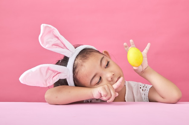 Ragazza con orecchie di coniglio giorno di Pasqua