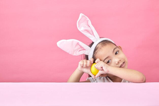 Ragazza con orecchie di coniglio giorno di Pasqua