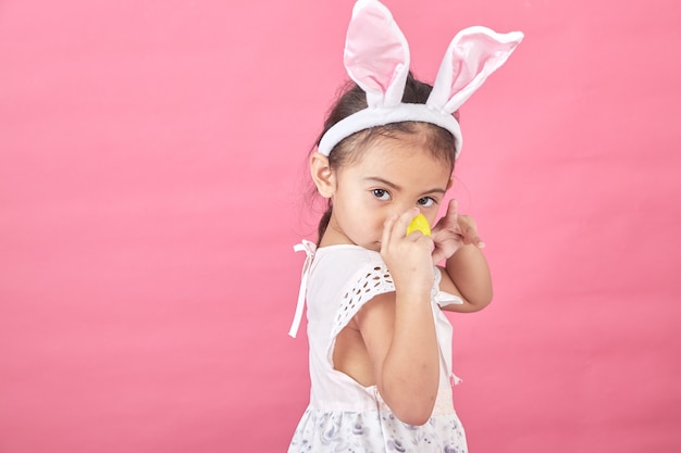 Ragazza con orecchie di coniglio giorno di Pasqua