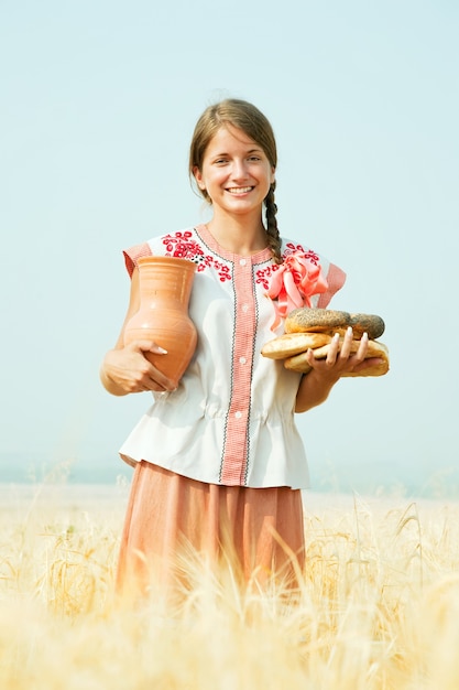 Ragazza con pane al campo di segale