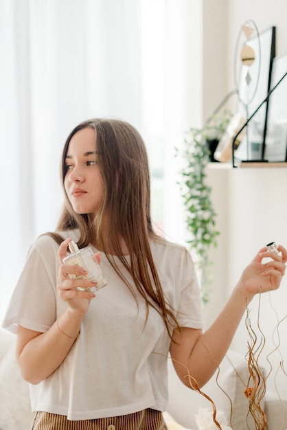 Ragazza con profumo nelle mani